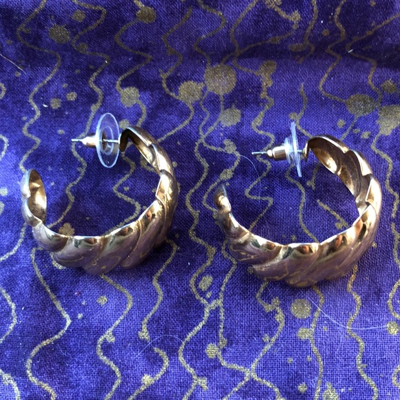 Contemporary Vintage Gold Tone Pierced Earrings - Picture 2 of 2